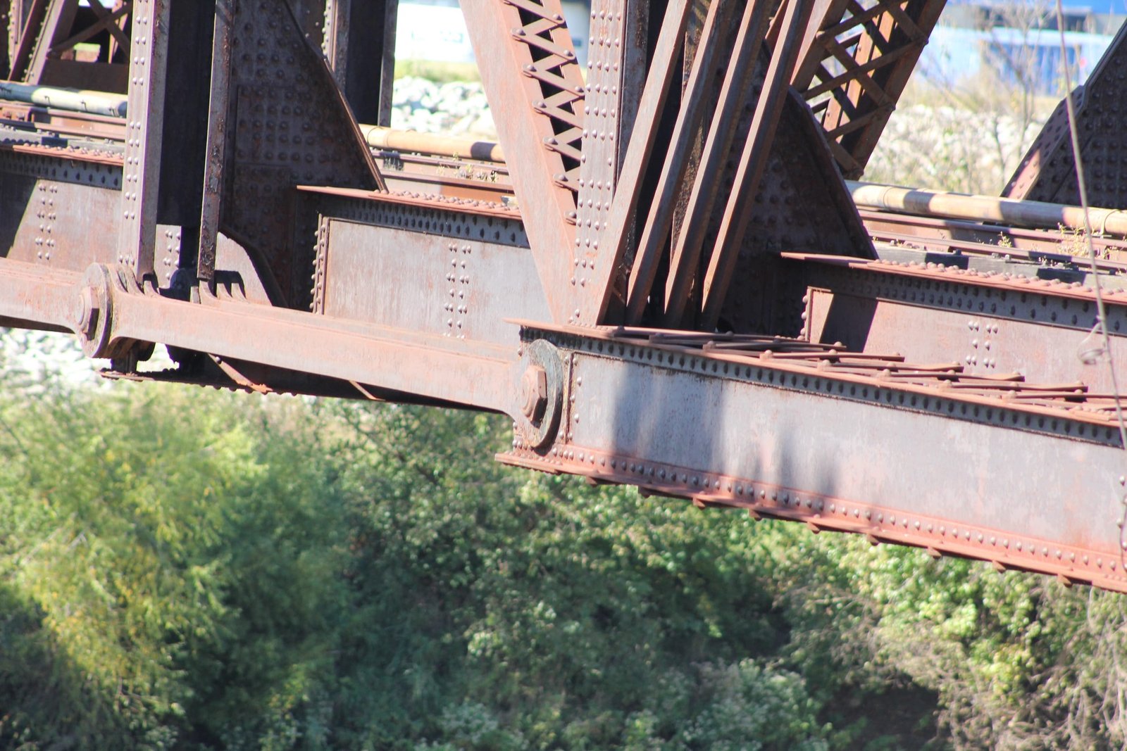 Lower connection, main spans